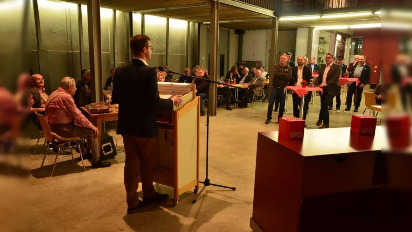 Der Landtagsabgeordnete Dominik Streit bei seinem Vortrag. (Foto: SPD-Ortsverein)