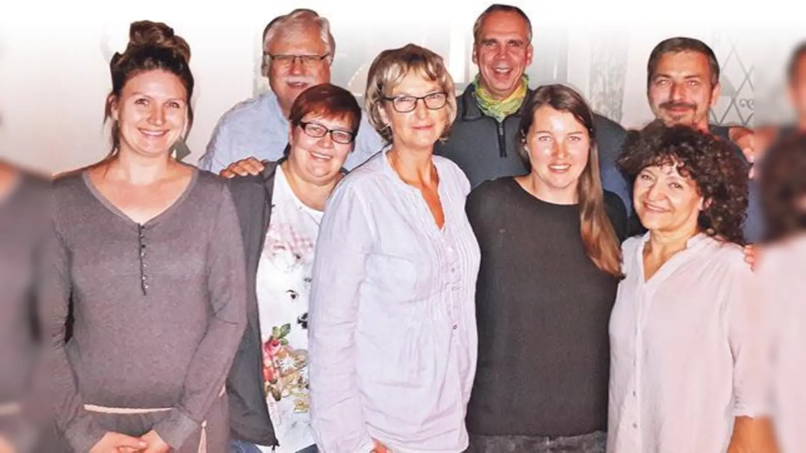Eva-Maria Köllnberger, Karl-Heinz Broszeit, Heike Broszeit-Knemeyer, Patricia Schuster, Stefan Lanio, Sabrina Tarantik, Hannelore Hundhammer und Stefan Sturm (v. li.) sind das neue Vorstandsteam der Flüchtlingshilfe Erding e.V.	 (Foto: Verein)