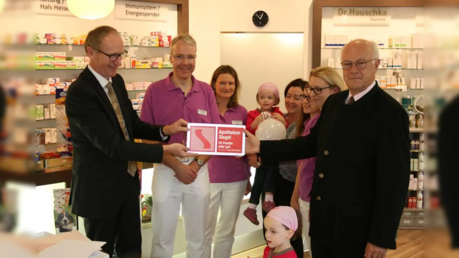 Feierlicher Moment der Siegelübergabe. v.l.: TESALYS Vorstand und Gründer Prof. Thomas Gerlach, Apotheker Dr. Bernhard Wenkers und Bundestagsabgeordneter Dr. Hans-Peter Uhl (r.). (Foto: pi)