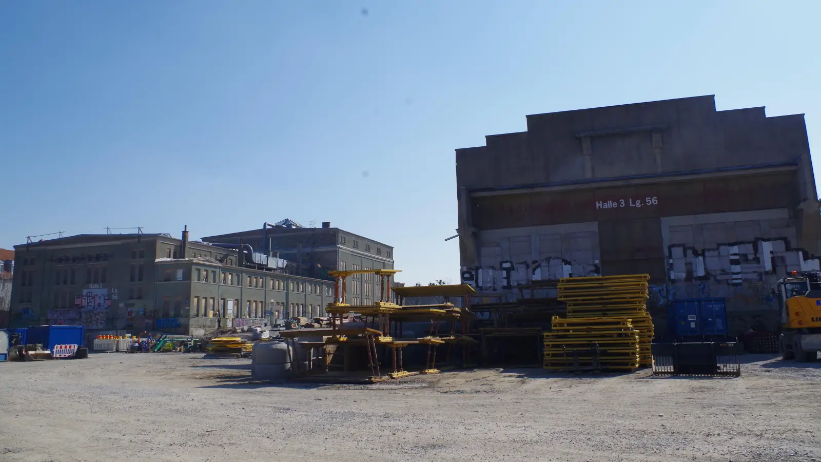 Die Jutier- wie auch Tonnenhalle (rechts im Bild) stammen beide aus den 20er Jahren und werden nun generalsaniert. (Foto: Beatrix Köber)