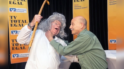 Generalfeldmarschall Ludendorff (Andreas Mautz) geht Goldmacher Tausend (Oliver Kübrich) an die Gurgel. (Foto: Singer)