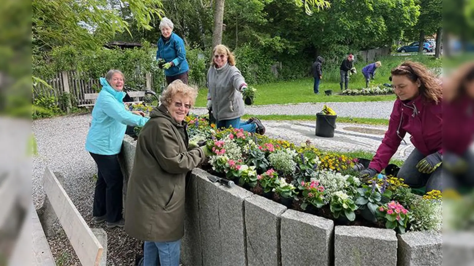 Mit Liebe zum Detail: Die Mitglieder des Obst- und Gartenbauvereins Wörthsee.haben den Rathauspark bepflanzt. (Foto: Obst- und Gartenbauverein Wörthsee.)