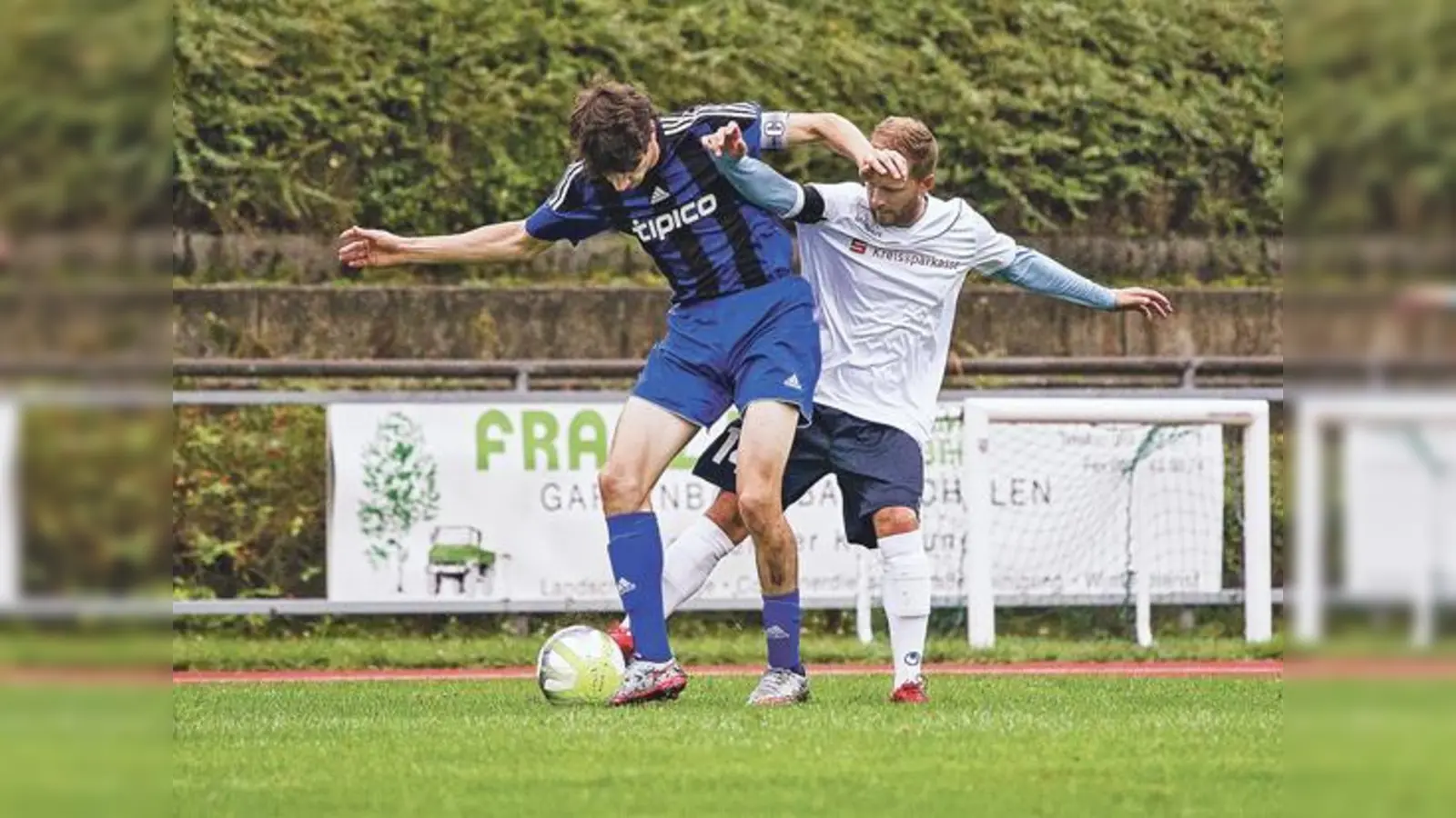 Der TSV Ottobrunn (weiß) hatte dem TSV Waldtrudering wenig entgegenzusetzen  und verlor sein Heimspiel mit 1:3.	 (Foto: Christian Riedel)