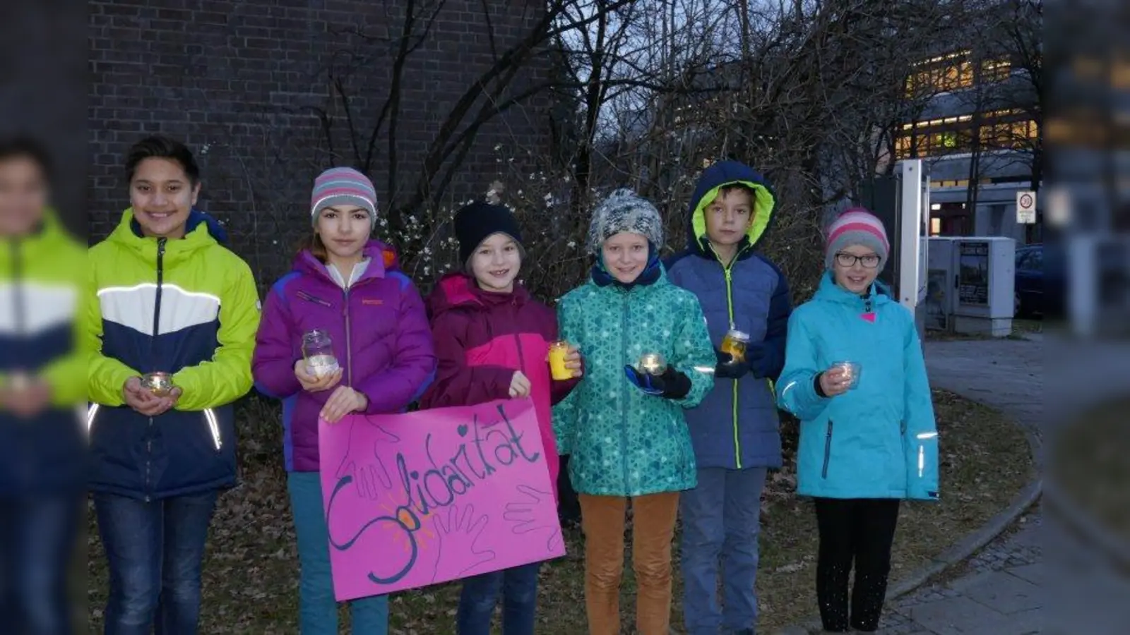Bereits zum sechsten Mal wurde die Lichterkette am Gymnasium Fürstenried durchgeführt. (Foto: Silke Schmidt)