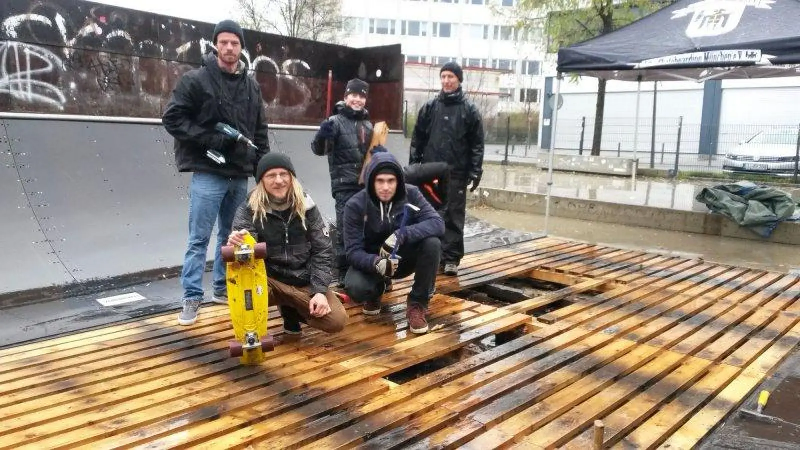 Für den symbolischen Betrag von einem Euro kaufte der Verein Skateboarding München einige wenige noch brauchbare Teile der alten Minirampe dem Feierwerk ab. (Foto: Rudi Kamm/ Feierwerk e.V.)