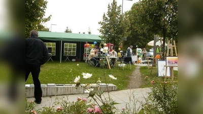 Am vergangenen Freitagnachmittag verwandelte sich die kleine grüne Ecke an der Kreuzung Fraundorfer-/Verdistraße in einen Hingucker. Info-Stände, Mitmach-Aktionen und Kulinarisches lockten Zuschauer an und vermittelten die Vorstellungen der Initiatoren. (Foto: US)