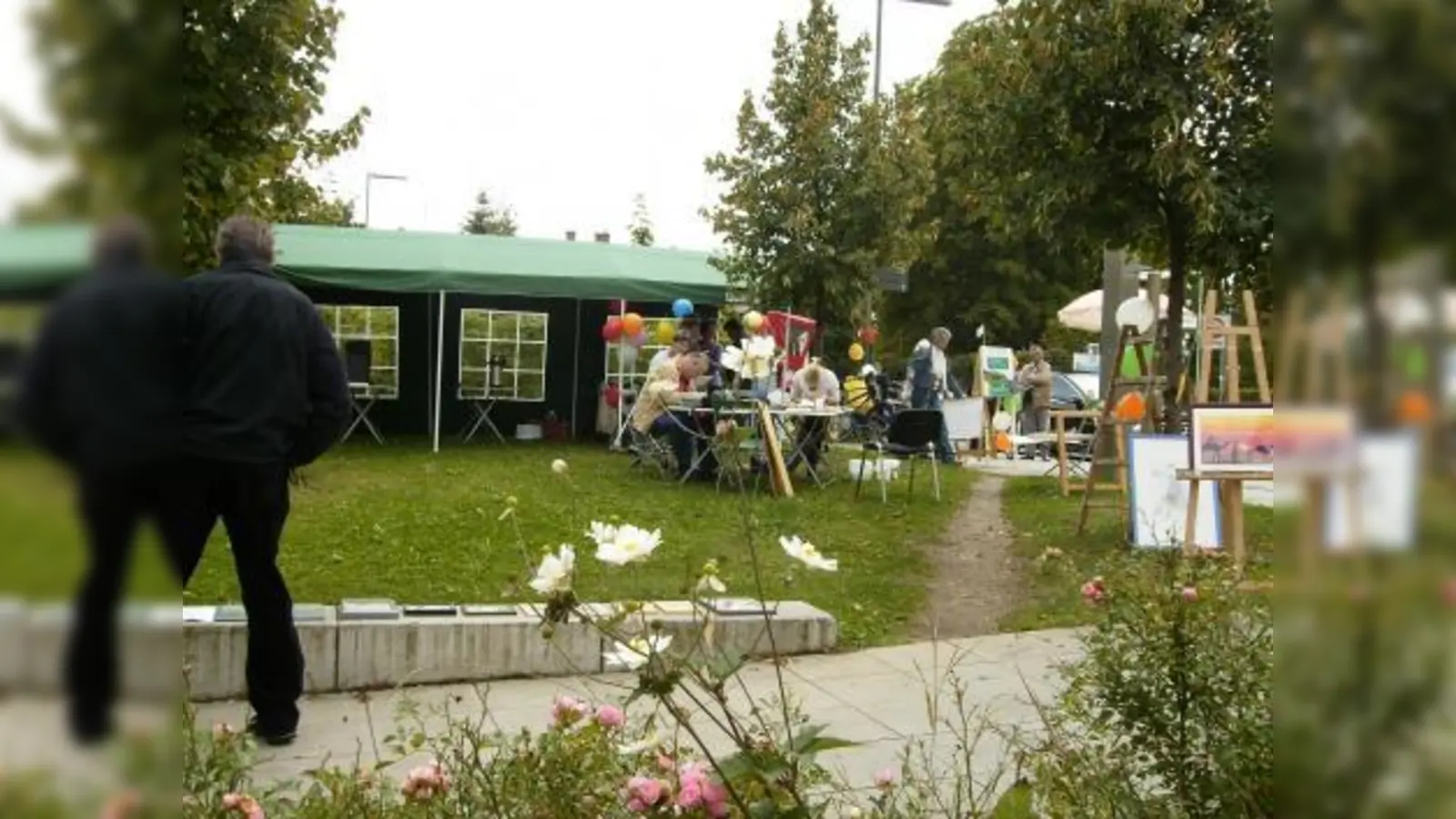 Am vergangenen Freitagnachmittag verwandelte sich die kleine grüne Ecke an der Kreuzung Fraundorfer-/Verdistraße in einen Hingucker. Info-Stände, Mitmach-Aktionen und Kulinarisches lockten Zuschauer an und vermittelten die Vorstellungen der Initiatoren. (Foto: US)