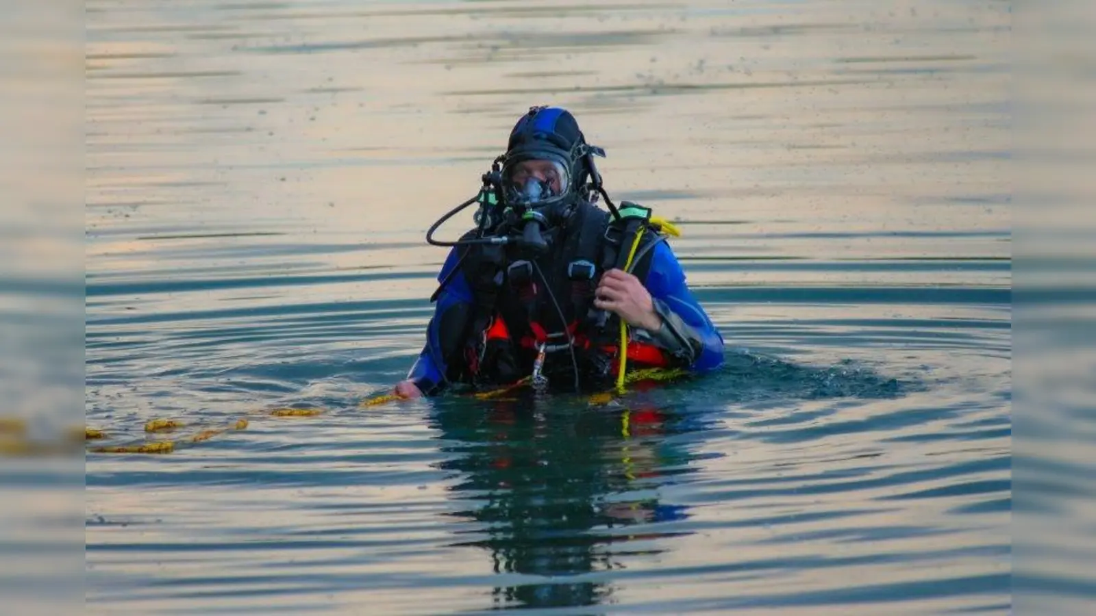 Taucher versuchen die vermisste Person schnellstmöglich zu finden. (Foto: Wasserwacht München)