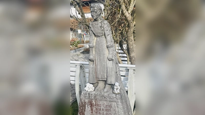 Für ihre Dienste wurde Helene Ernst von ihren Dienstherren mit einem ganz besonderen Grabstein geehrt. (Foto: hw)