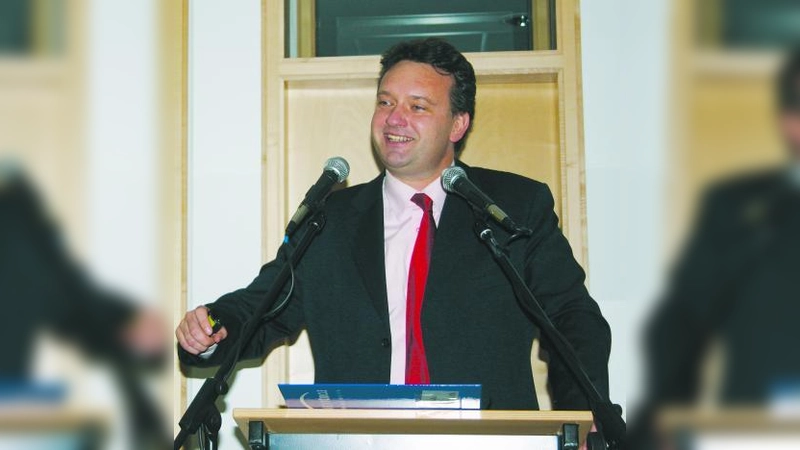 Vertriebscoach und Trainer Joachim Skambraks erklärte den Gästen des 4. Germeringer Unternehmertreffs wie entscheidend richtiges Fragen für den Verkaufserfolg ist. (Foto: SE)