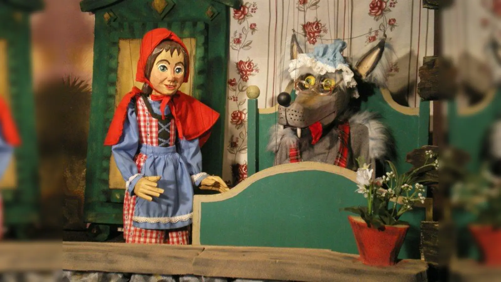 Rotkäppchen muss diesmal keine Angst vor dem bösen Wolf haben - beide haben gerade ein paar Tage frei. An ihrer Stelle treten Froschkönig, Kater und Kasperle vor die Kinder. (Foto: Maatz)