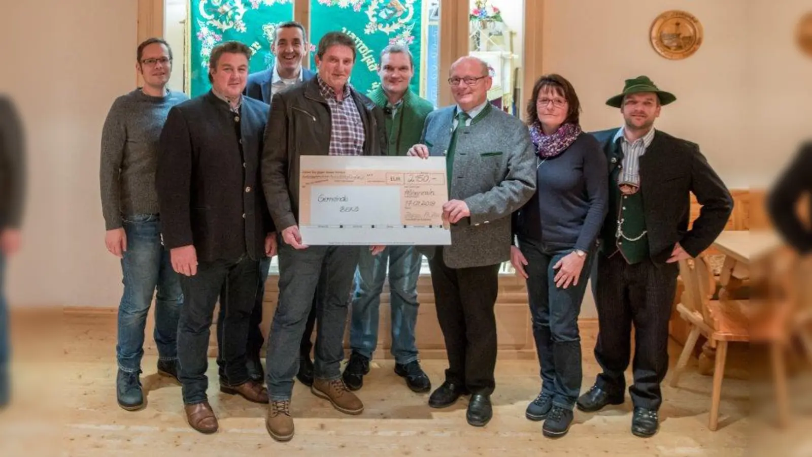 Fred Buchner (Goaßlschnoitza), Jochen Swatosch (FSV), Gerald Urban (ECH), Stefan Monn (Feuerwehr), Markus Pfeiffer (Kolpingsfamilie), Helga Müller (Enzianschützen) und Martin Monn (Trachtenverein) (von links) übergaben  Rupert Monn, Bürgermeister der Gemeinde Berg, (Dritter von rechts) den Spendenscheck. (Foto: Markus Pfeiffer)