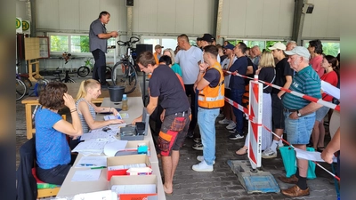 Auktionator Heribert Lorenz brachte fast 50 Radl unter die Leute. (Foto: Stadt Dachau)