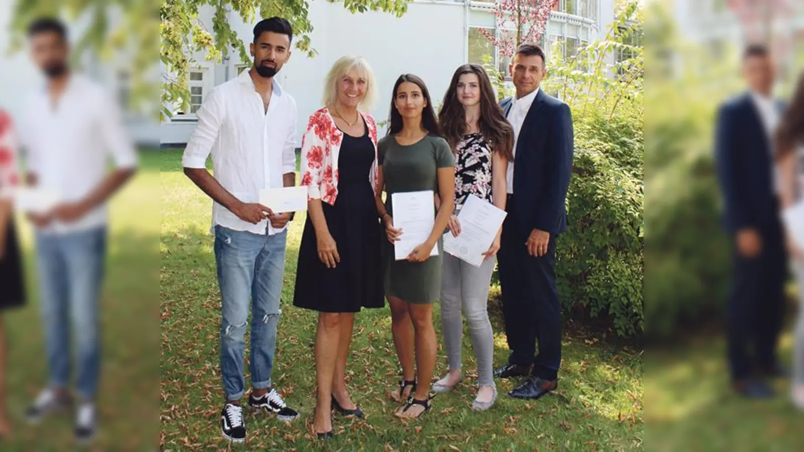 Bürgermeisterin Gabriele Müller (2.v.l.) und Ausbildungsleiter Helmut Schmid (re.) beglückwünschen Berna Akkaya (Mitte), Anna Estermann (2.v.r.) und Esmatellah Ahrar (links) zu ihrer erfolgreichen Abschlussprüfung im Garten des Rathauses.  (Foto: Gemeinde Haar)