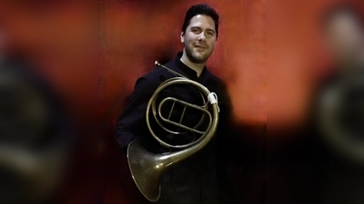 Aleksandar Crnojević spielt das Hornkonzert von Rosetti auf dem Naturhorn. (Foto: Crnojević )