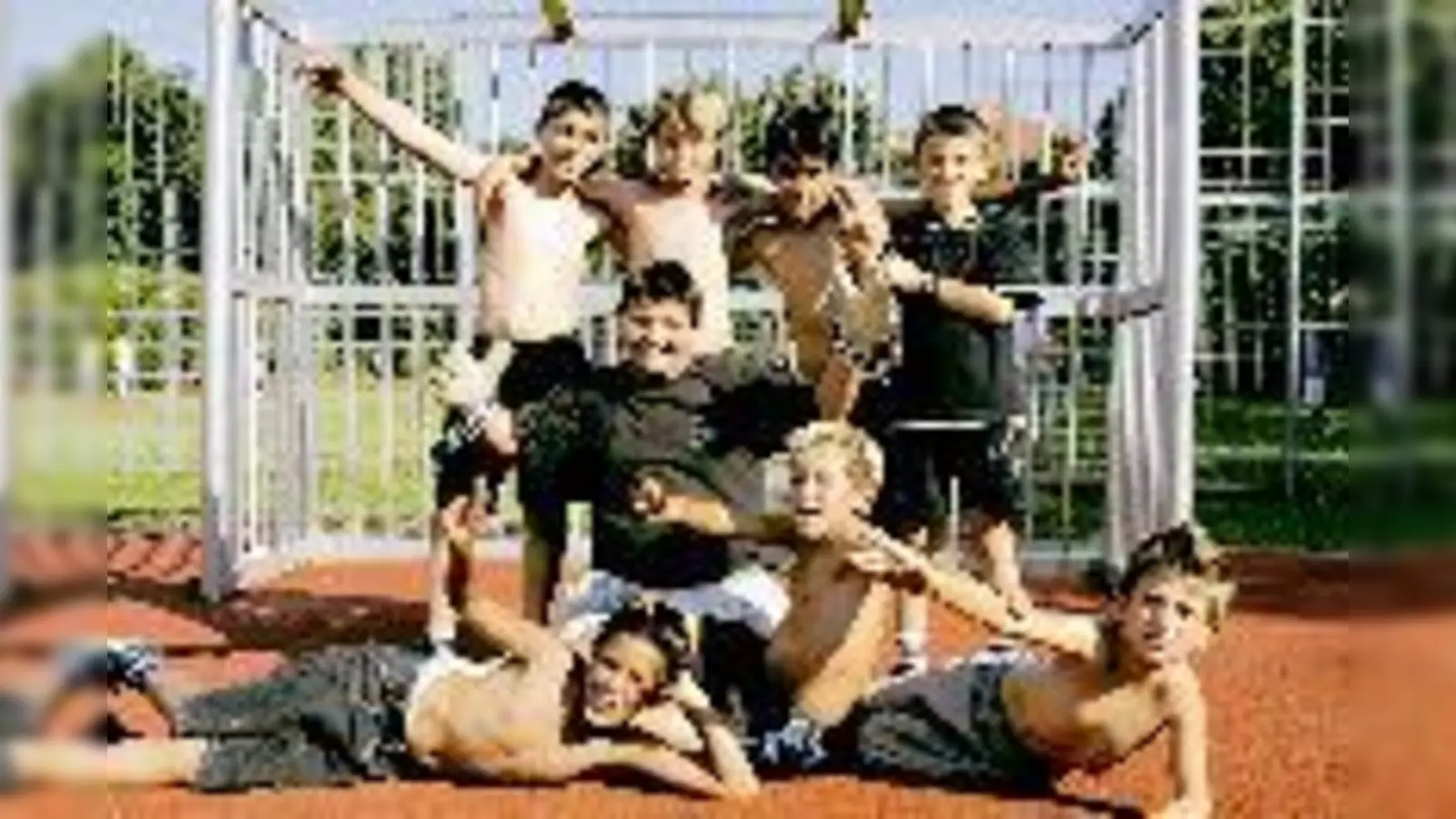 Glückliche Blitze nach dem Sie bei »Bunt kickt gut«: v. oben  (Foto: Steve, Ardion, Bahram, Abnor, Taulan, Edrin, Tolgar und Lendrit.)