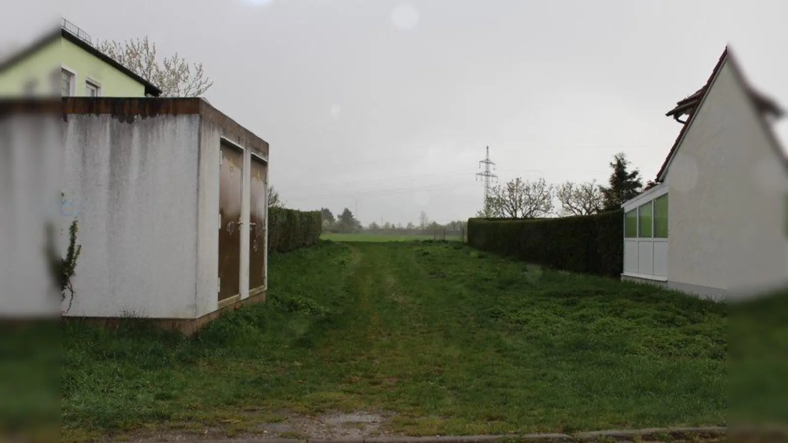 Vom Bauschweg aus führt die momentan einzige Zufahrt zu den Gartengrundstücken am Autobahndamm. (Foto: sb)