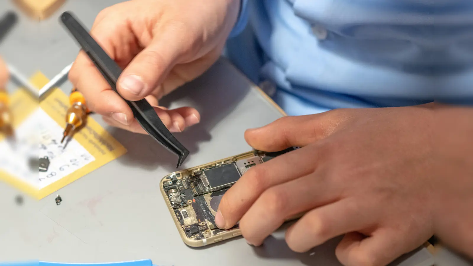 Ehrenamtliche Reparateure helfen dabei, defekte Gegenstände wieder instandzusetzen. (Foto: Michael Himmelstoß)
