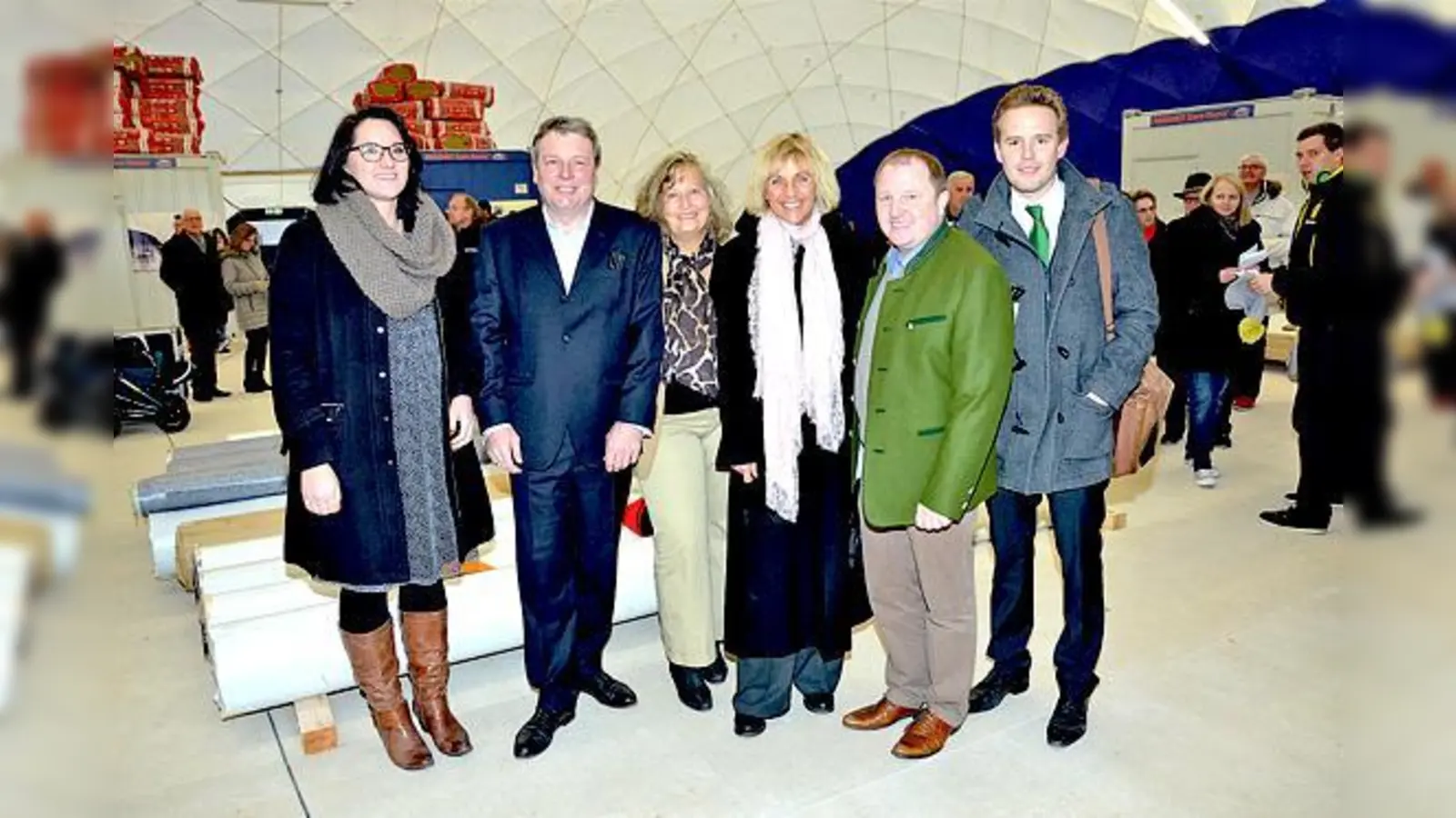 Ansprechpartner aus der Politik, dem Landratsamt und der Gemeinde standen für Fragen zur Verfügung (v. l.): Kerstin Onwuama, Ernst Weidenbusch und Annette Ganssmüller-Maluche, Gabriele Müller, Otto Bußjäger und Leonhard Schmid.	 (F.: LRA)