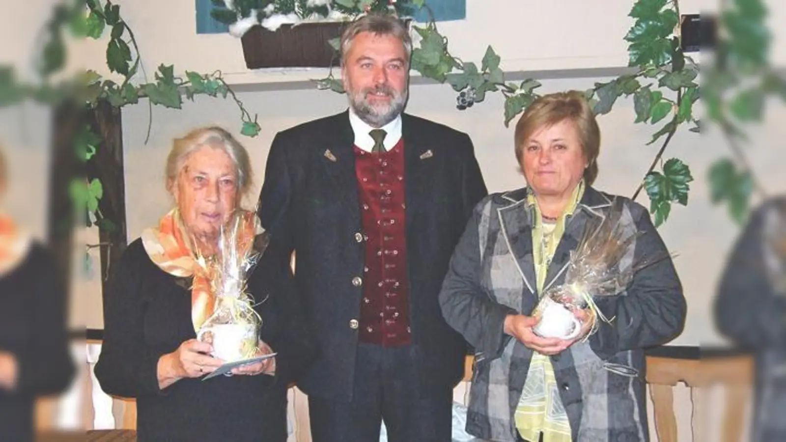 Mit dem Ehrenzeichen des Bayerischen Ministerpräsidenten wurden Rosa Dümlein (l.) und Rosina Pallauf für ihr ehrenamtliches Engagement geehrt. Bei der Gemeinderatssitzung schloss sich auch Bürgermeister Jakob Eglseder den Gratulanten an.  (Foto: aba)