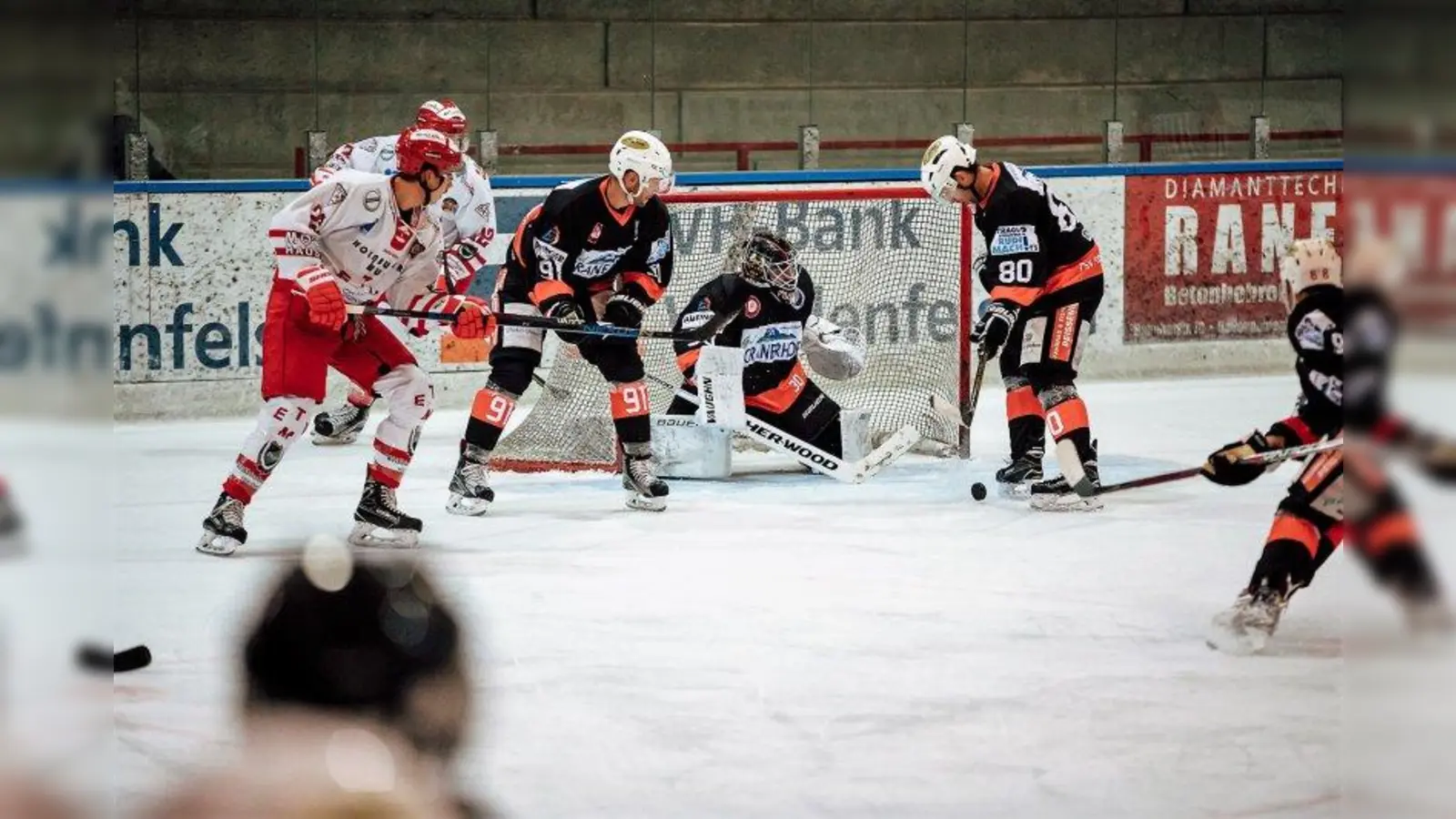Spannende Szenen gab es im Spiel der „Eishackler“ gegen die Mannen aus Miesbach. (Foto: Mario Schlüter)