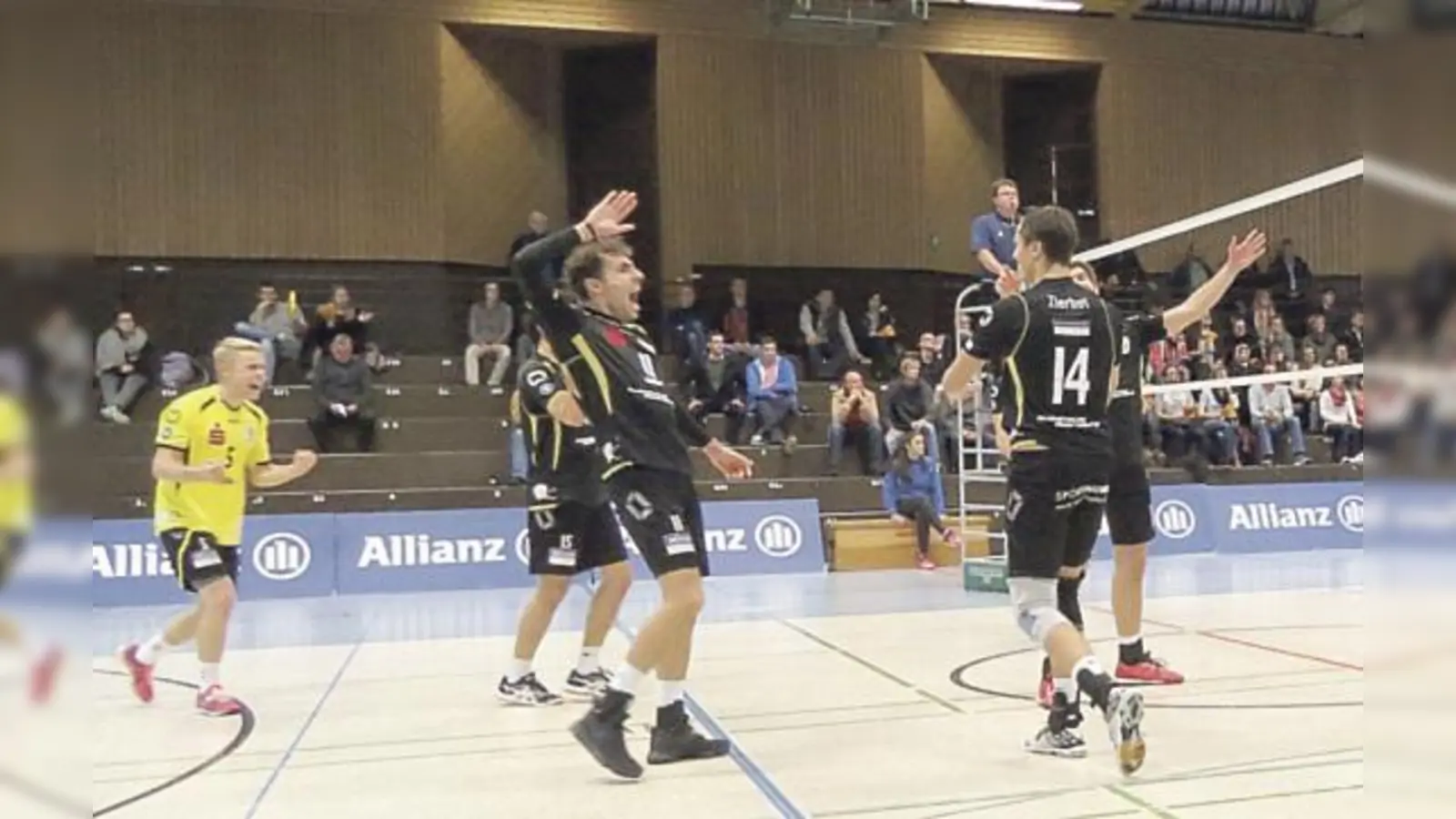Matthias Schütze (5), Fabian Wagner (11) und Michael Zierhut (14) freuen sich über wichtige Auswärtspunkte.	 (Foto: Volleyball Grafing)