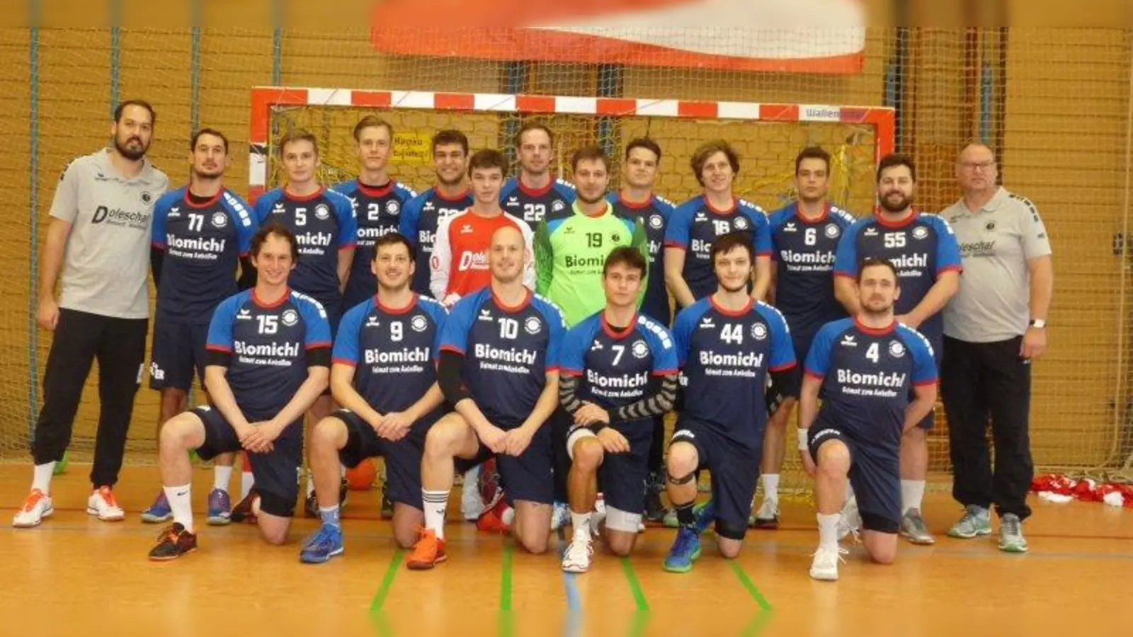Die Handball-Herren des TSV Weilheim mit Co-Trainer Felix Becker, Moritz Krause, Florian Theimer, Markus Wichtl, Julian Langnickel, Maximilian Osthöver, Torhüter Benedikt Blacek, David Killing, Torhüter Florian Wimmer, Lorenz Isert, Timo Weinmann, Lorenz Pröll und Chef-Trainer Gerhard Becker (stehend von links) sowie Julius Krause, Lukas Schwendele, Moritz Becker, Florian Stanzel, Nicolas Beinlich und Philipp Bauer (kniend von links). Nicht auf dem Bild: Stefan Gärtner, Josef Rohmer, Korbinian Wimmer und Andreas Böhm. (Foto: Beinlich)