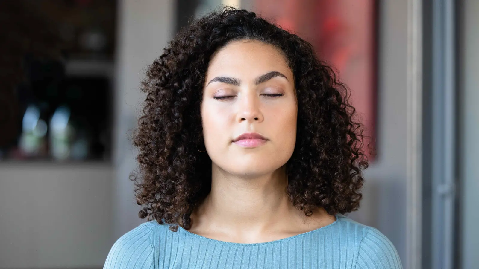 Wer emissionsarme Produkte korrekt verarbeitet und regelmäßig lüftet, kann stets tief durchatmen und sich wohlfühlen. (Foto: GEV/Iris Pohl)