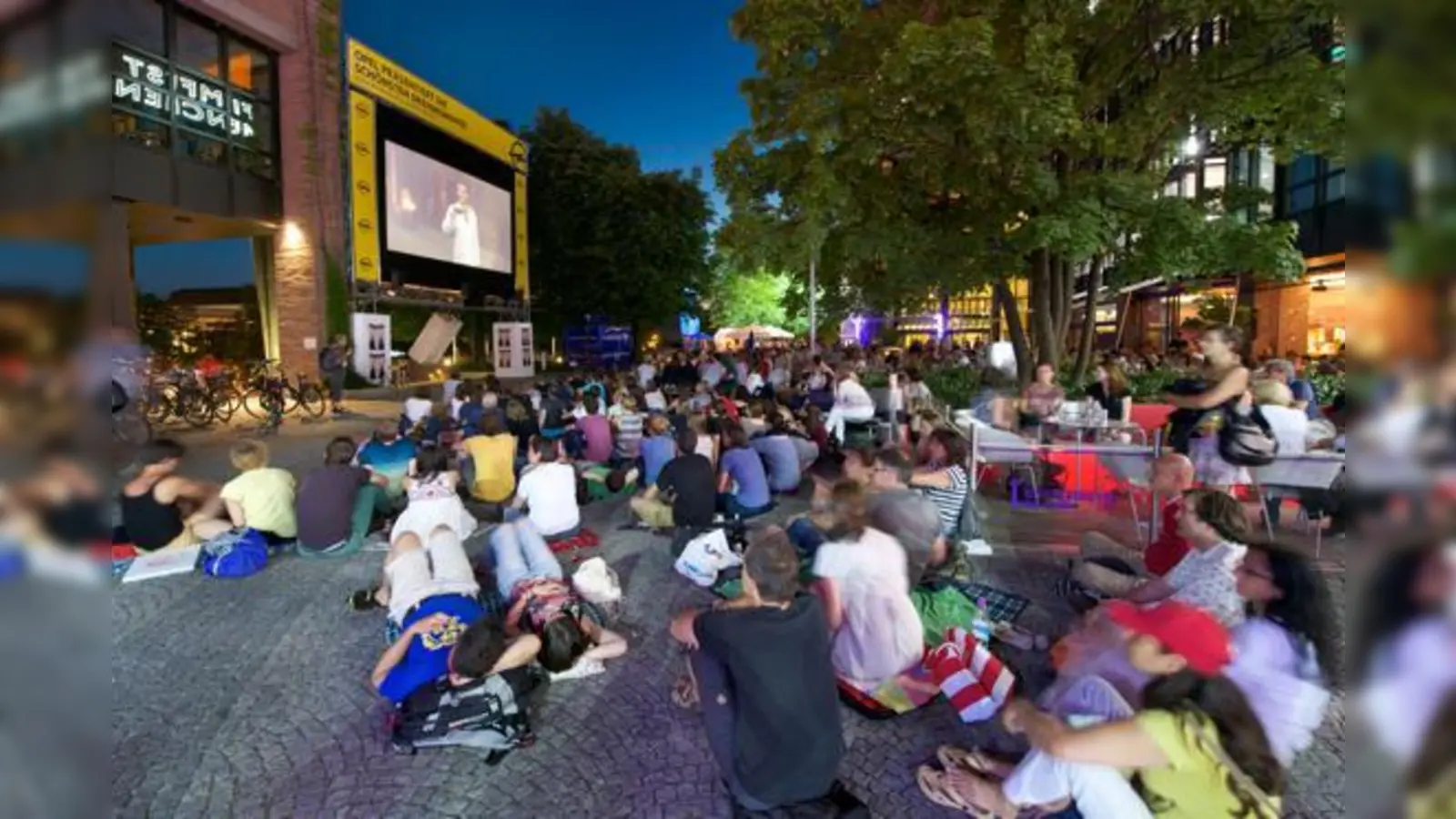 Der Open-Air-Bereich macht sommerliche Feierlaune und ist ein beliebter Treffpunkt für Cineasten.	 (Foto: Christian Rudnik / Filmfest München)