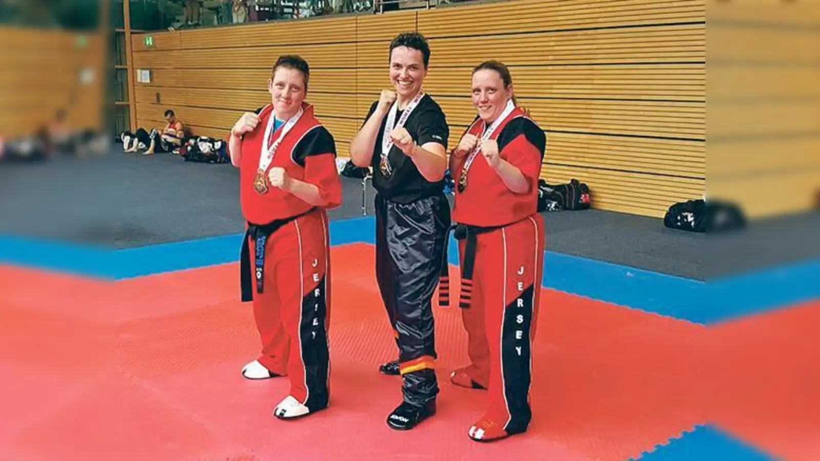 Auf Erfolgskurs: Antigona Sopi (Mitte) setzte sich bei der Weltmeisterschaft im Bereich Formenlauf und Kickboxen durch und holte in beiden Wettkämpfen jeweils die Silbermedaille.	 (Fotos: Privat/ch)