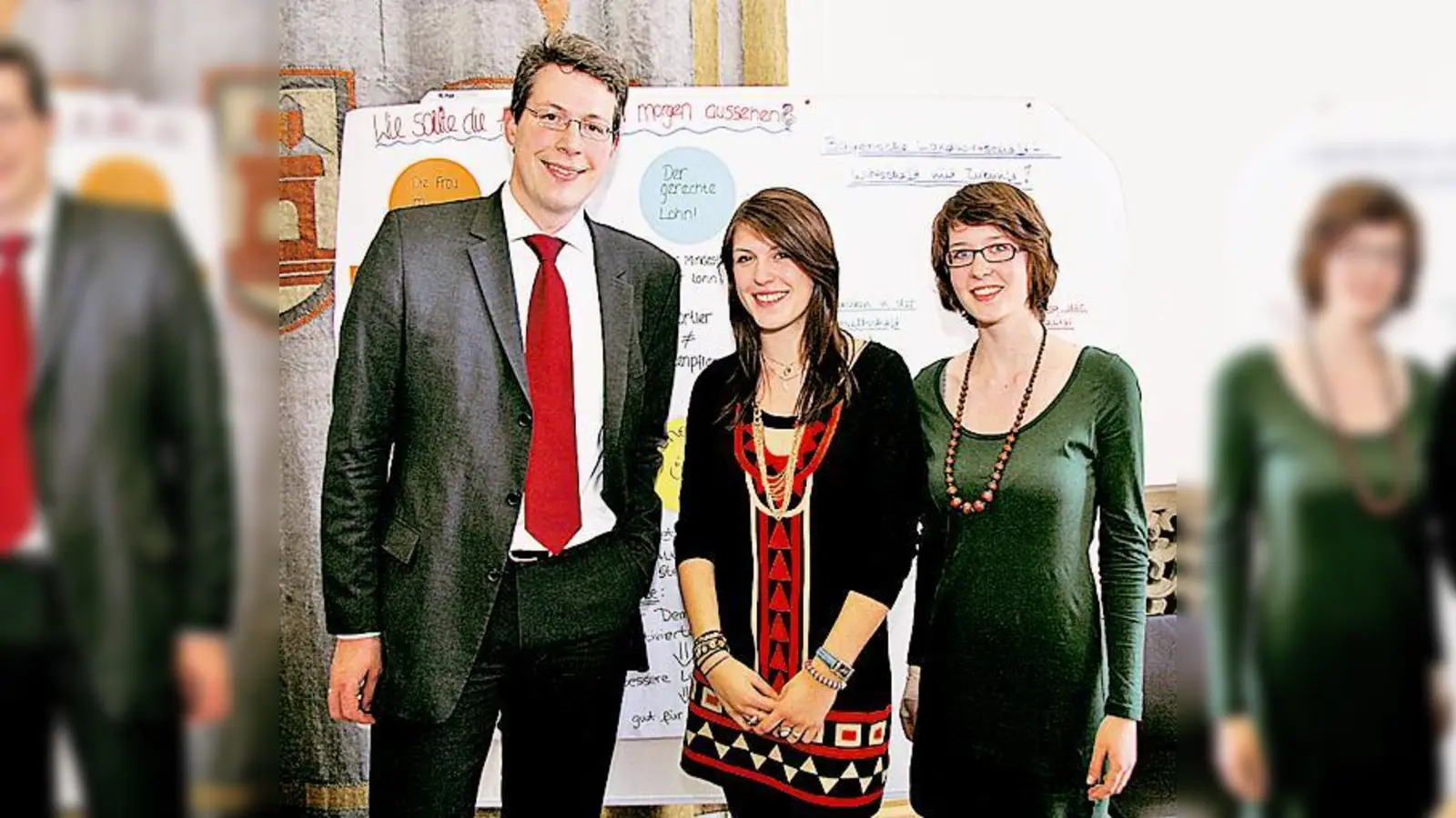 MdL Markus Blume mit Constanze Hüttinger und  Luisa Baumgärtel vom Heinrich-Heine Gymnasium vor ihren Ideen für das Bayern von morgen.   (Foto: CSU)