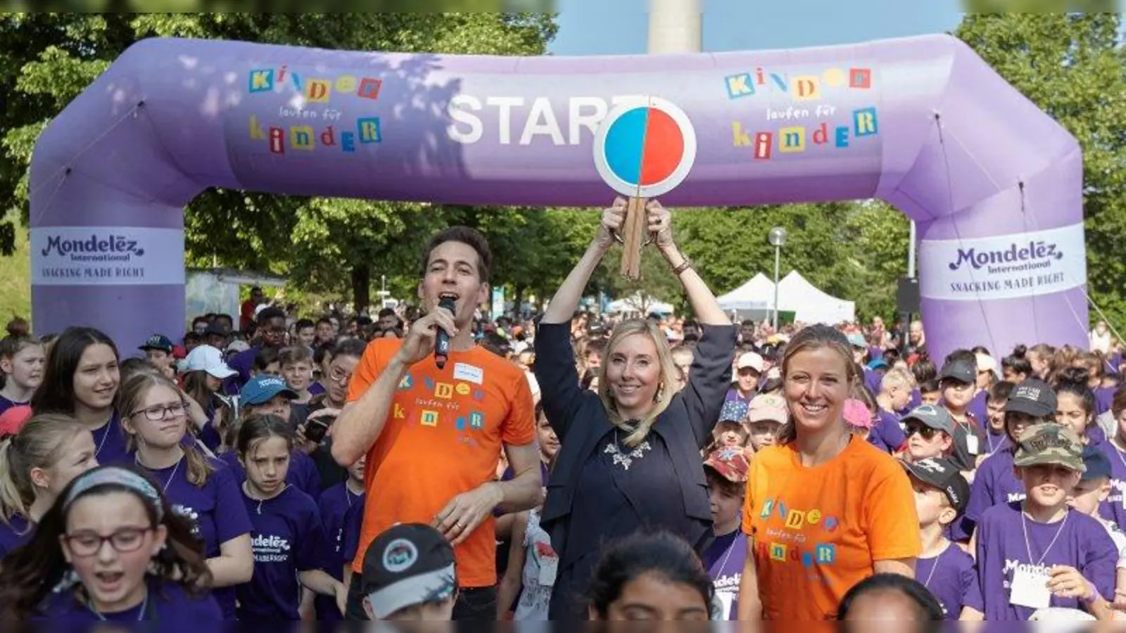 Das Startfoto 2019: In der Mitte (v.l.) Moderator und Schauspieler Alexander Mazza, die bayerische Staatssekretärin für Unterricht und Kultus Anna Stolz beim schlagen die Starterklappe und die Moderatorin und Schauspielerin Nina Eichinger. (Foto: Martin Nink / Kinder laufen für Kinder)