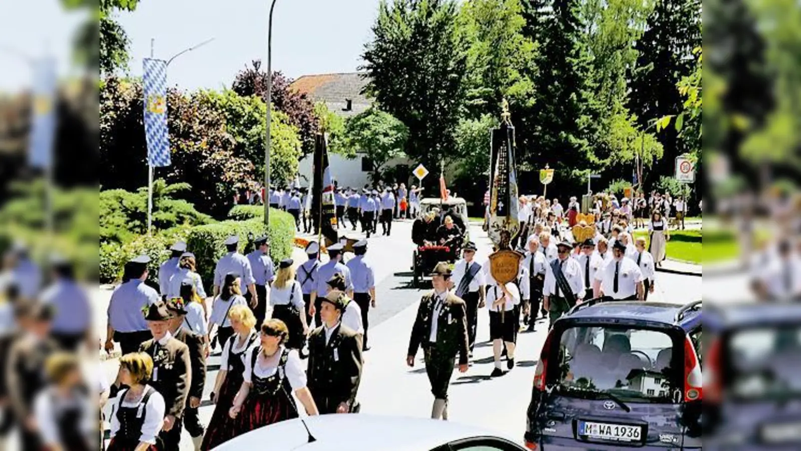 Alles fürs bayerische Herz: Trachten, Fahnen, Blasmusik zu Ehren der Freiwilligen Feuerwehr.	 (Foto: gh)