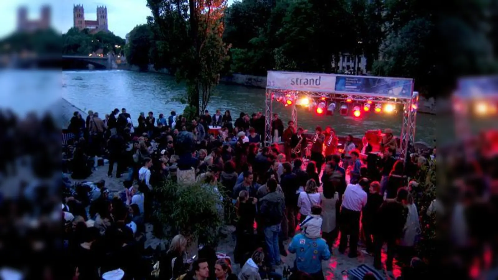 Für ein paar Monate im Sommer eröffnet der Kulturstrand neue Räume, während die Flächen im Rest des Jahres bisher von der Stadt München mangels Interesse der Öffentlichkeit abgesperrt und nicht gepflegt und nicht gesandet werden.  (Foto: urbanauten)