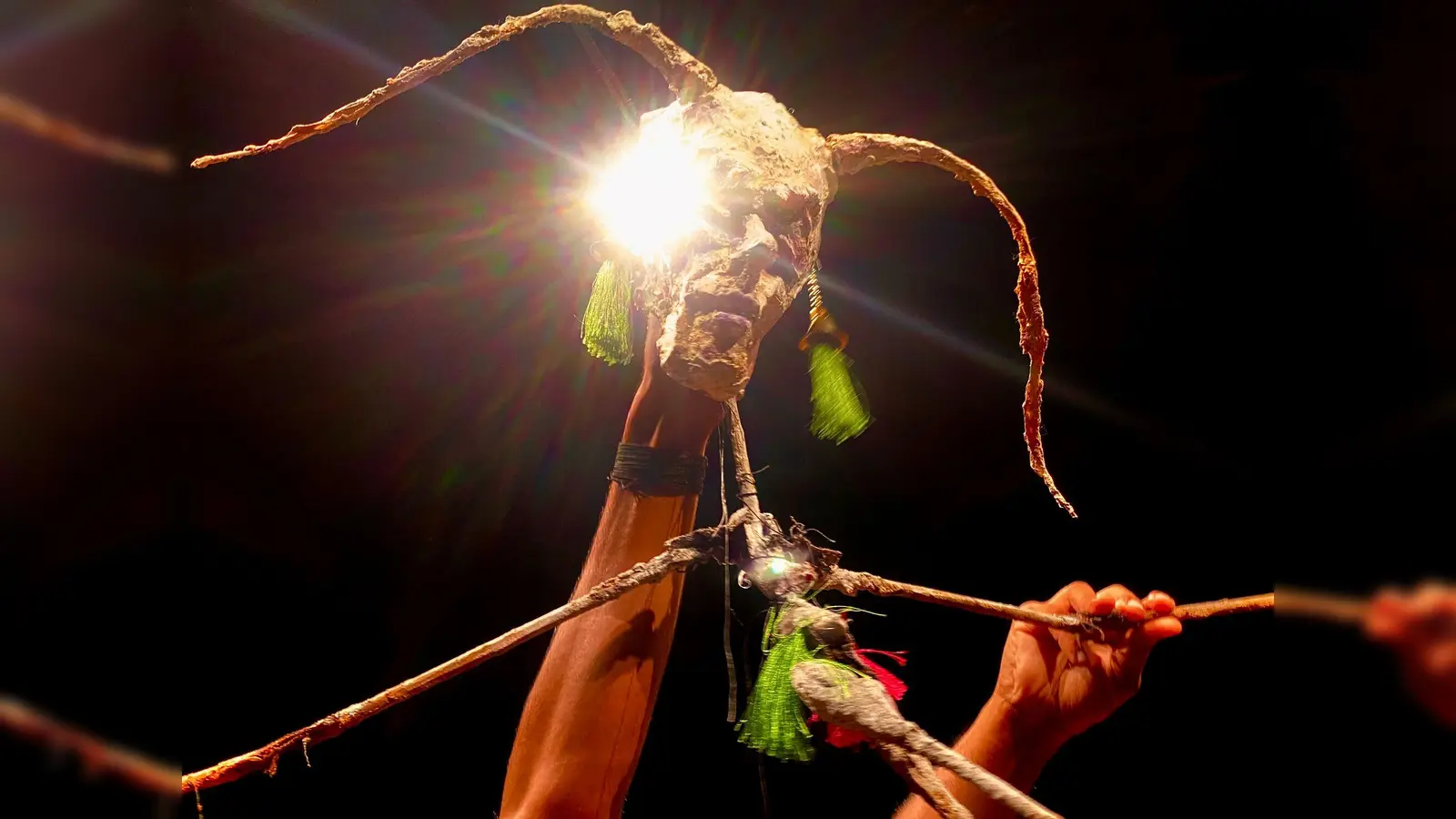 „Sesam/ Til” ist eine gelungene Fusion von Figuren- und Maskentheater aus Deutschland und Indien. Das Stück ist in München nur ein einziges Mal zu sehen. (Foto: Michael Vogel)