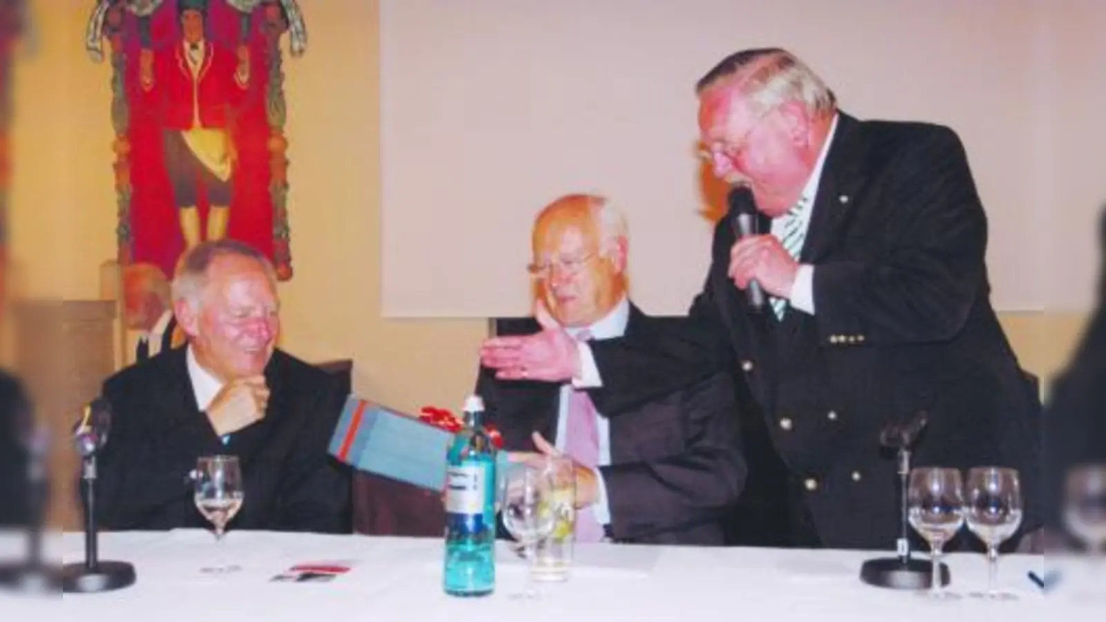 Zum Abschluss der Veranstaltung überreichten die CSU-Bundestagsabgeordneten Hans-Peter Uhl (M.) und <br>Herbert Frankenhauser (r.) Wolfgang Schäuble eine Flasche Rotwein. (Foto: pi)