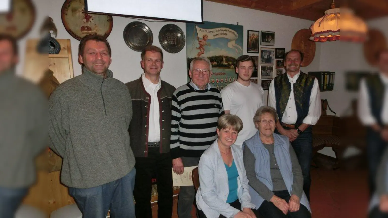 Bei der Jahreshauptversammlung der Seerose Weßling konnte Schützenmeister Christian Lampl ein erfreuliches Resümee zum vergangenen Jahr ziehen: erfolgreiche Veranstaltungen, ein erfreulicher Haushalt und tolle sportliche Ergebnisse krönten die Bilanz. Die Seerose-Schützen Martin Lampl jun. und Robert Weber hatten sich weiter qualifiziert und bei den Oberbayerischen und Bayerischen Meisterschaften so gut geschlagen, dass sie auch bei der Deutschen Meisterschaft in Hochbrück dabei waren. Karl Schaberer wurde zudem als neuer Jugendleiter gewählt. V.l.: Robert Weber, Christian Lampl, Jochen Bucksch, der neue Jugendleiter Karl Schaberer, Martin Lampl jun. sowie Angelika Lampl-Höck und Maria Bogner. (Foto: Seerose Weßling)