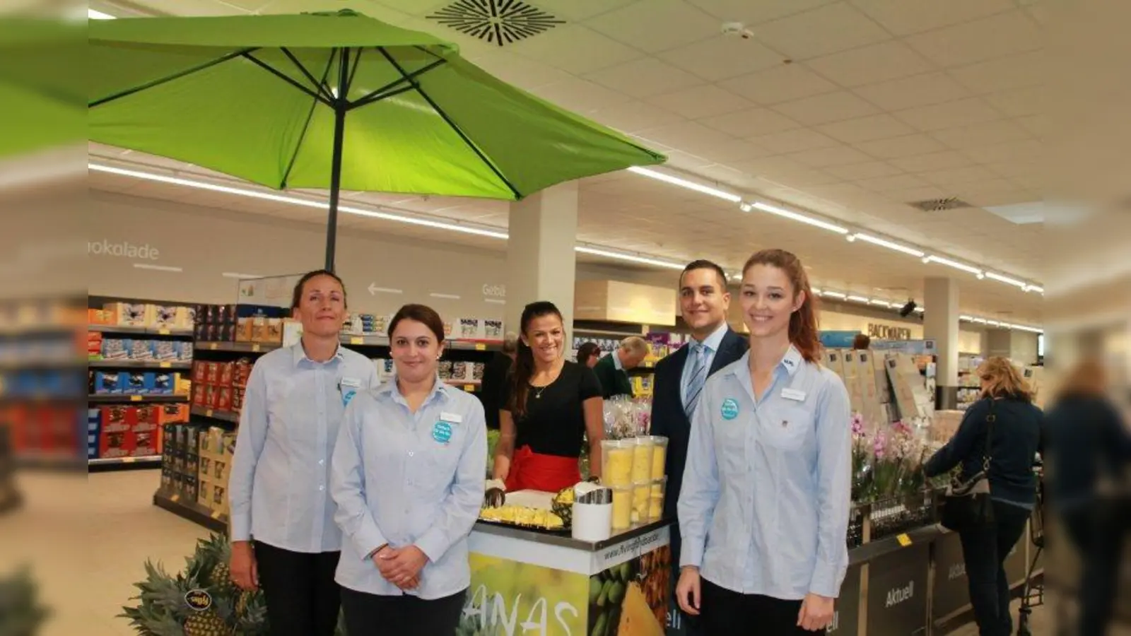 Kleine Verkostung gefällig? Filialleiterin Ulrike Bochmann, Verkäuferin Funda Yildrim, Regionalverkaufleiter Markus Schenk und Filialführungsnachwuchs Jasmin Leuschner (v.l.) mit Daniela Weifenbach (m.), die köstliche Ananasstücke anbot. (Foto: bb)