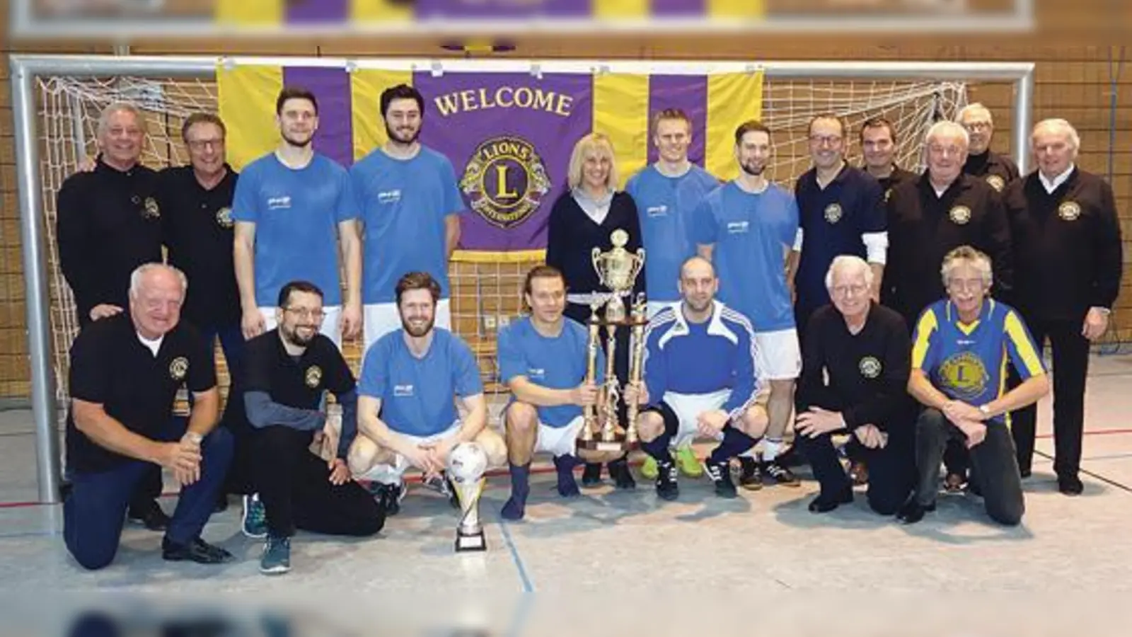Das Siegerteam von ARRK Engineering mit der Ersten Bürgermeisterin Gabriele Müller (Mitte) und Lions-Mitgliedern.	 (Foto: Guido Breuer)