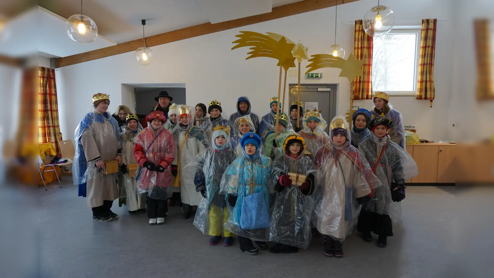 Es gibt kein schlechtes Wetter, nur unpassende Kleidung - so hätte heuer das Motto der fleißigen Feldkirchner Sternsinger lauten können. (Foto: VA)