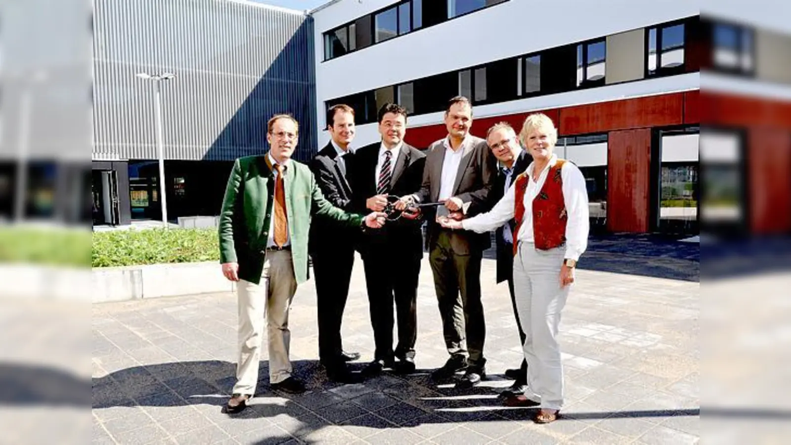 Die Baufirma übergibt den Schlüssel zum neuen Gymnasium an die Bürgermeister des Zweckverbands.	 (Foto: esm)