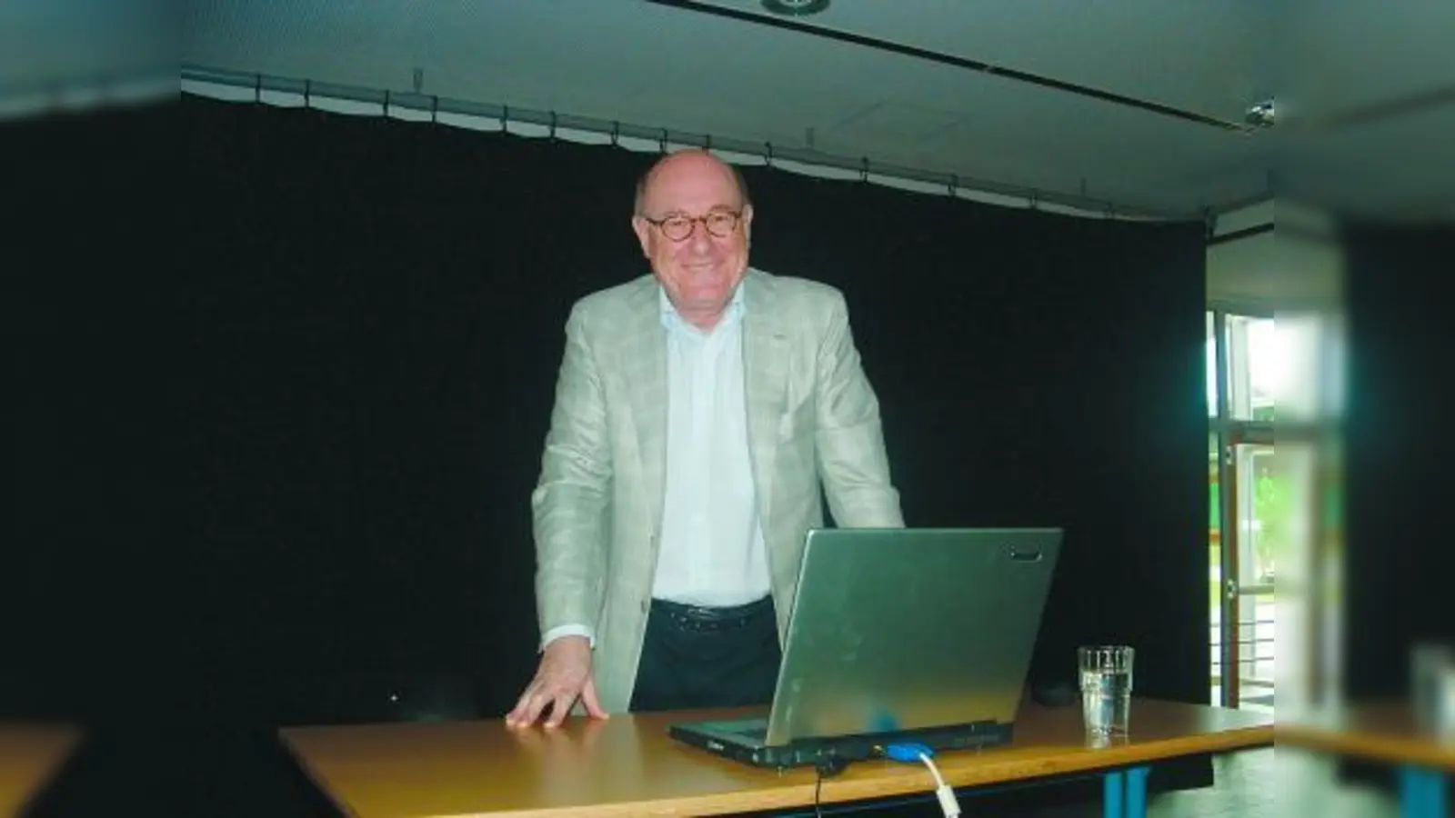 Lust auf die Wirtschaft machen: Wolfgang Schrempp, Präsident und CEO von Mercedes-Benz Australia/Pacific, bei seinem Vortrag im Carl-Spitzweg-Gymnasium. (Foto: bb)