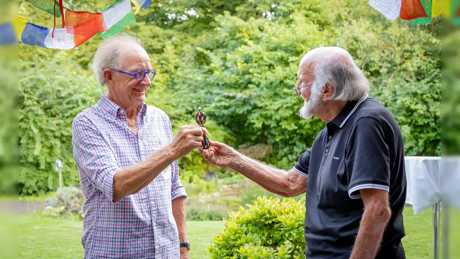 Das Diamantzepter (Dorje) übergab Horst Schmel (r.) an Dirk Hagena (l.). (Foto: flohagena.com)