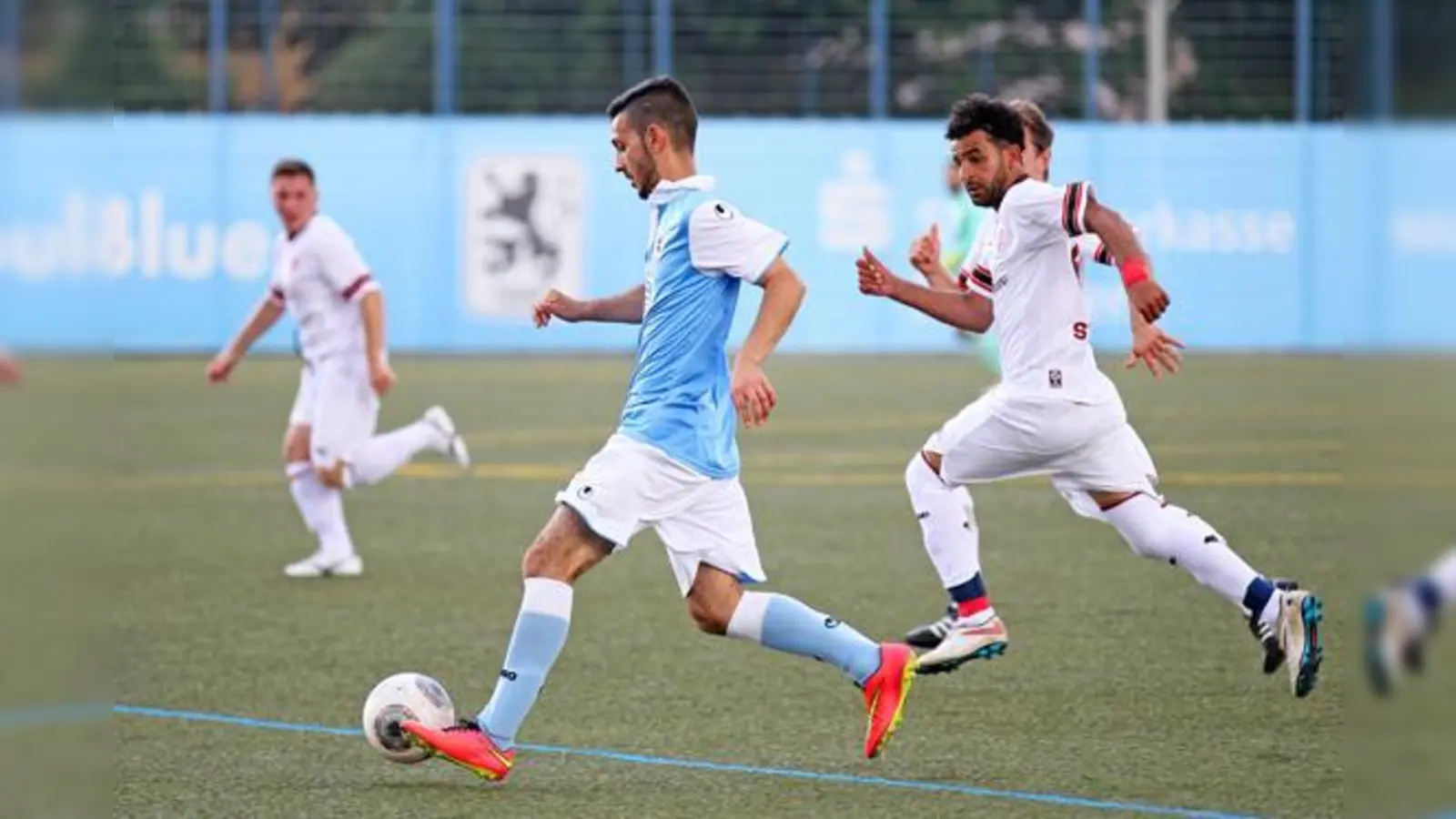 Schweißtreibender Sommerkick: Amateure des TSV 1860 München und des FC Sankt Pauli.  (Foto: A. Wild)