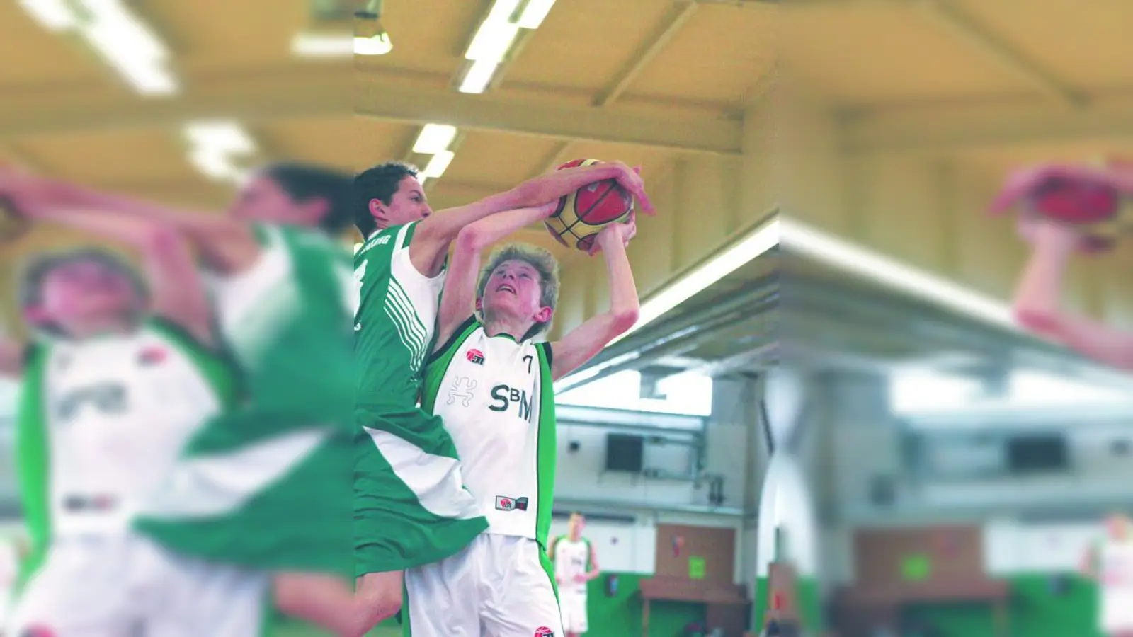 U 14-Spieler Felix Schmidt wird im Wurf vom besten Aiblinger Marco Hack-Vazquez gefoult. (Foto: H. Handwerker)