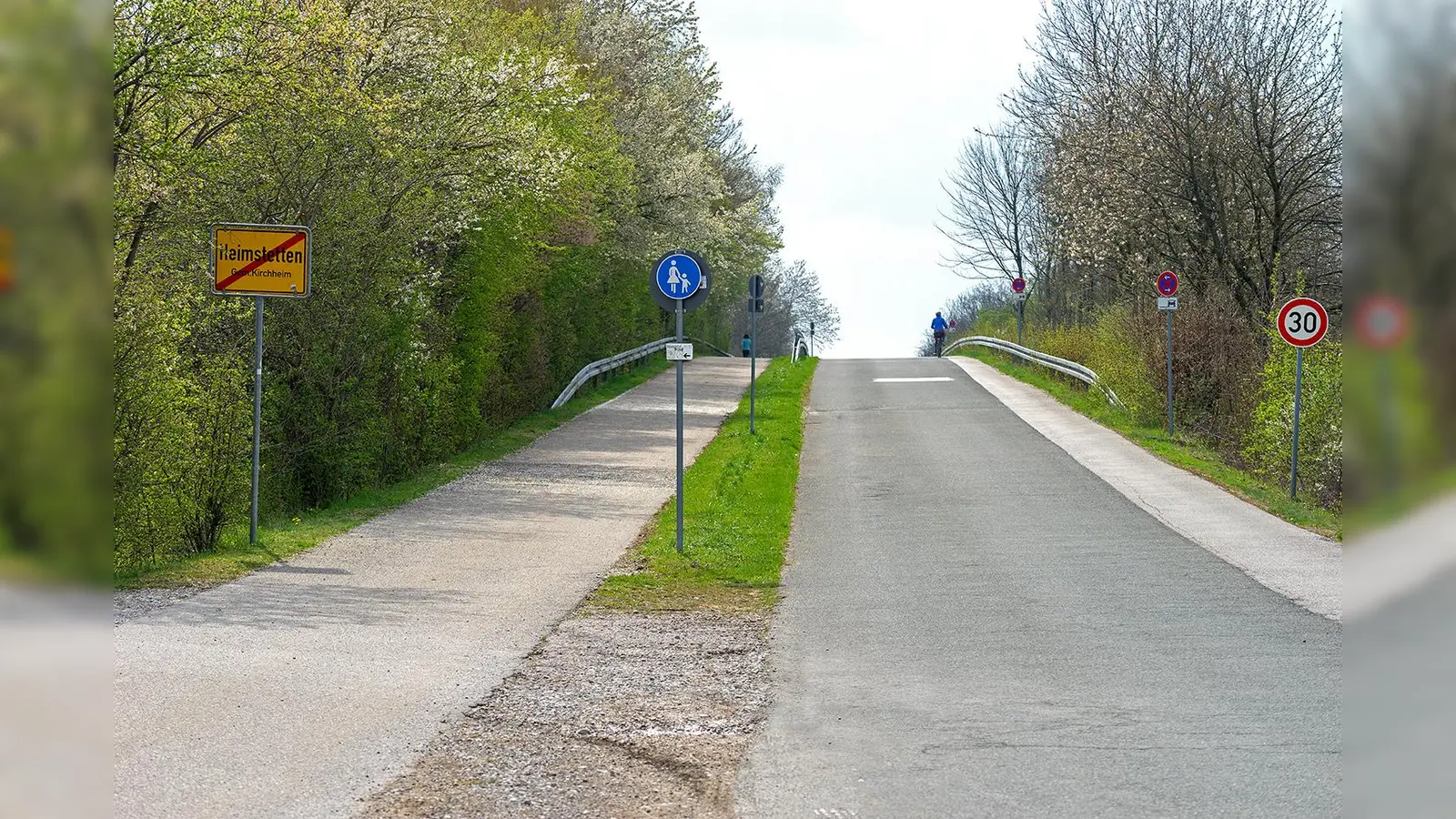 Die Brücke zum „Fidsche“ muss im Zuge des achtspurigen Ausbaus der A99 saniert werden. Der Weg wird jedoch nicht komplett gesperrt. (Foto: Gemeinde Kirchheim)