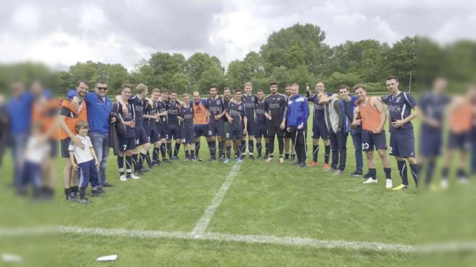 Glücklich über den Klassenerhalt  die zweite Herrenmannschaft. 	 (Foto: privat)