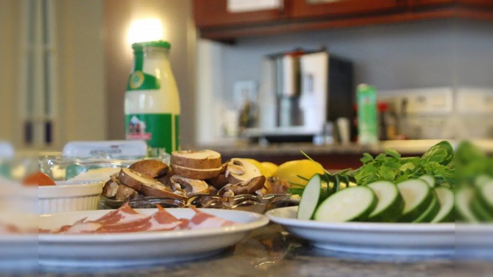 Das Kartoffelgratin geht schnell und ist zudem gesund. Zucchini, Champignons und natürlich Kartoffeln liefern die nötige Energie. (Foto: Huss-Weber)