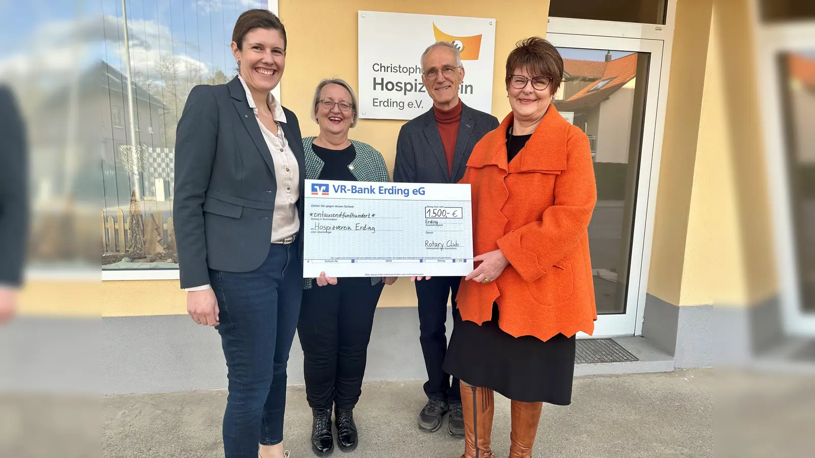 v.l.: Nicole Heider und Ingrid Kaps vom RC überreichen die Spende an Dr. J. Schollen und Barbara Schalk vom Hospizverein. (Foto: RC Erding)