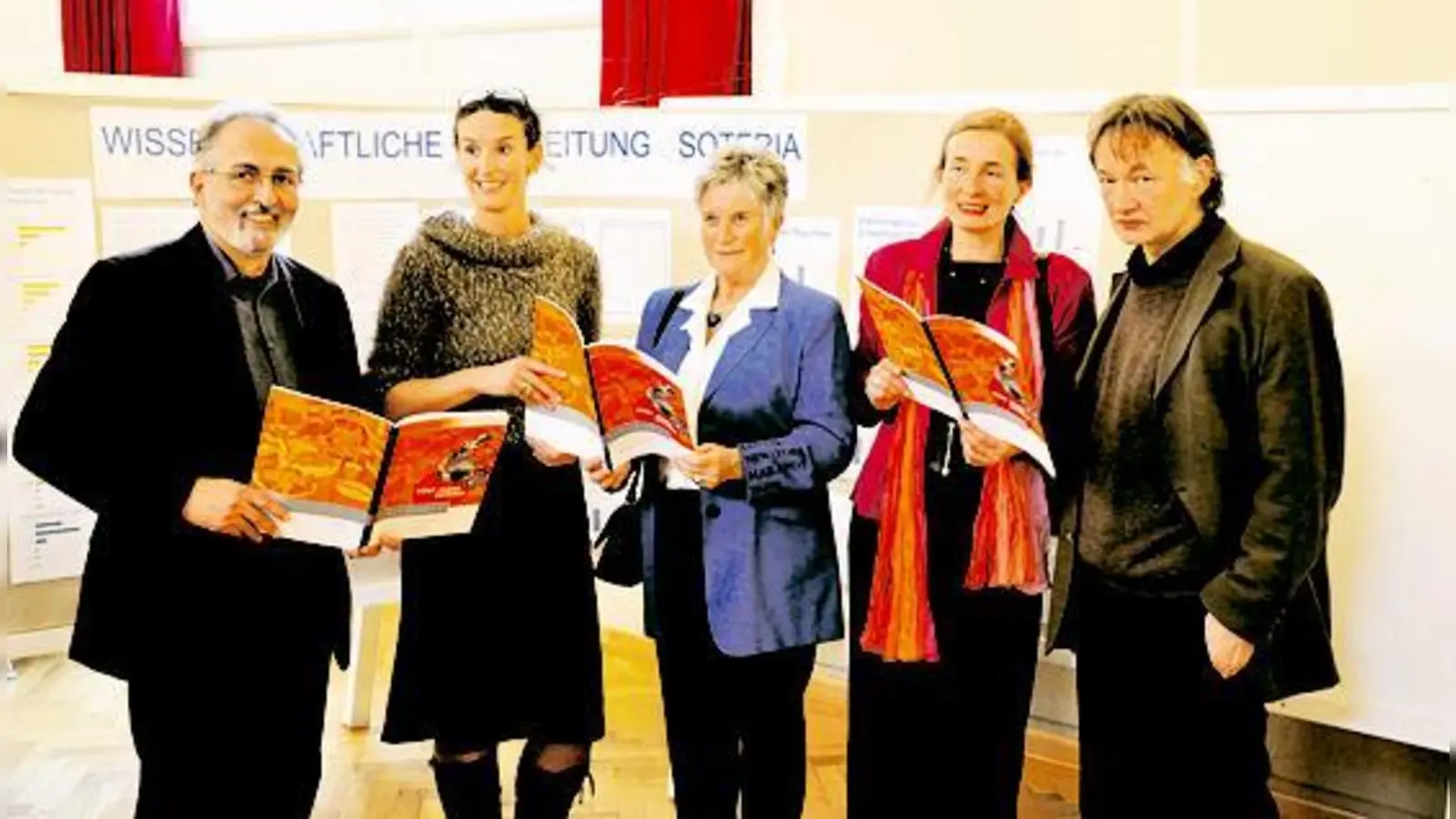 v.l.: Dr. Eymer, Chefarzt AP West am Klinikum Mü-Ost, Breinbauer, Stationsleitung Soteria, Bittner, stellvertr. Bezirkstagspräsidentin Bezirk Oberbayern, Dr. Hurtz, Oberärztin der Soteria, Prof. Dr. Bock, Uniklinikum Eppendorf Hamburg. (F.: hl)